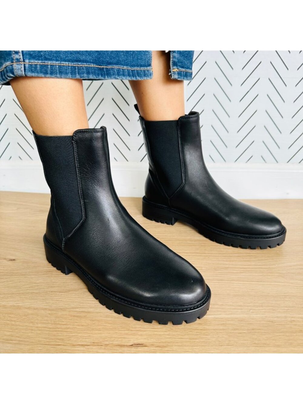 ⭐Banana Republic Leather Lug Sole Chelsea Ankle Boots Sz 9 Women's Shoes Black⭐